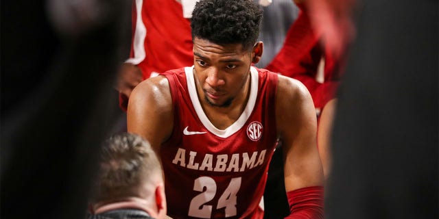 Brandon Miller escucha al entrenador en jefe Nate Oats de Alabama Crimson Tide durante un tiempo muerto en un juego contra South Carolina Gamecocks el 22 de febrero de 2023 en Colonial Life Arena en Columbia, SC