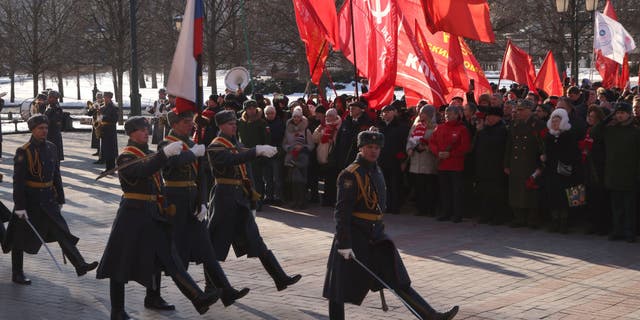 Un alto funcionario ruso amenaza las fronteras polacas, mientras Moscú lanza su agresión contra otros países europeos 4 Soldados del Regimiento Presidencial Ruso caminan durante una ceremonia de colocación de coronas el 23 de febrero de 2023 en Moscú.