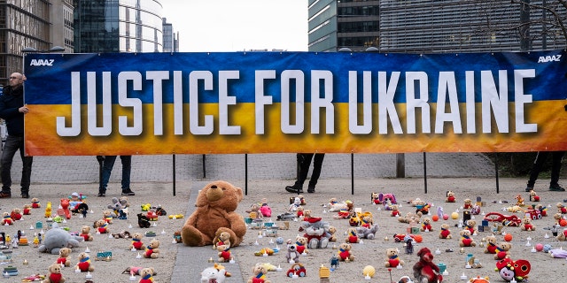 El embajador de la ONU dice que la votación en el primer aniversario de la invasión de Rusia 'pasará a la historia' 4 Personas de la organización sin fines de lucro con sede en EE. UU. Avaaz encienden velas junto a un osito de peluche en la rotonda de Schumann, el corazón de la Unión Europea, el 24 de febrero de 2023 en Bruselas, Bélgica.