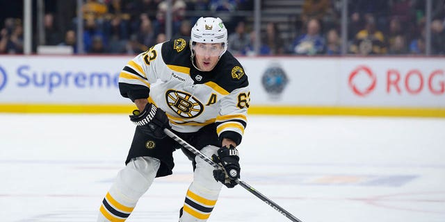 Boston Bruins takımından Brad Marchand, 25 Şubat 2023'te Vancouver, British Columbia, Kanada'da Rogers Arena'da Vancouver Canucks'a karşı oynadıkları NHL maçının ikinci periyodunda diskle kayıyor.