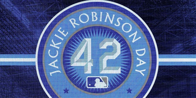 En el Día de Jackie Robinson en Miller Park en Milwaukee, Wisconsin, el 28 de agosto de 2020, los jugadores de los Cerveceros y los Piratas de Pittsburgh usaron el número 42 en honor al jugador que rompió la barrera del color en el béisbol.