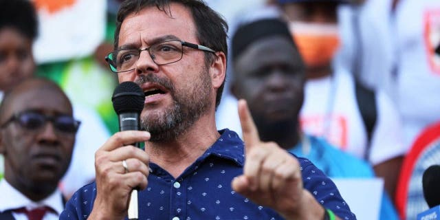Senator Negara Bagian Luis Sepulveda berbicara di "Berdiri Melawan Kekerasan Senjata" rapat umum di Bronx Borough Hall pada 19 Juli 2021 di South Bronx di New York City.