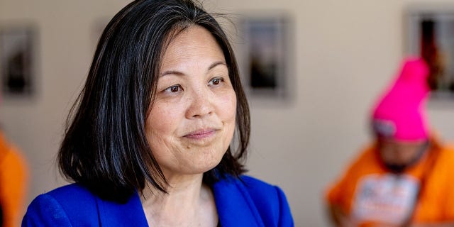 Julie Su gülümsüyor