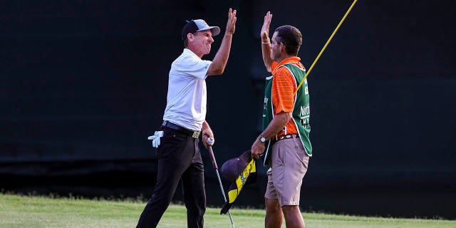 Steven Alker de Nueva Zelanda celebra en el hoyo 18 con su caddie, Sam Workman, después de ganar el Insperity Invitational en Woodlands Golf Club el 1 de mayo de 2022, en The Woodlands, Texas. 