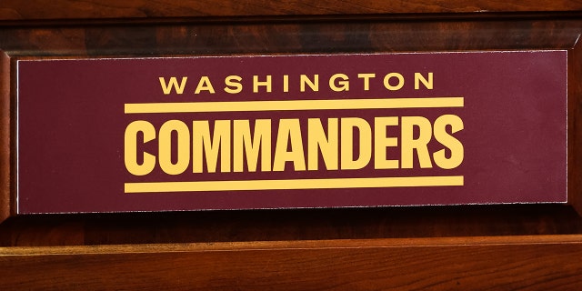 Una vista del logotipo de los Washington Commanders en el podio durante la actividad del equipo celebrada en el INOVA Sports Performance Center el 14 de junio de 2022 en Ashburn, Virginia. 