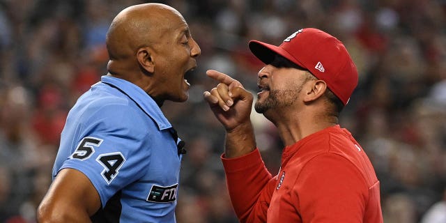 El mánager de los St. Louis Cardinals, Oliver Marmol, a la derecha, discute con el árbitro del plato CB Bucknor después de ser expulsado en la tercera entrada de un juego contra los Diamondbacks de Arizona en el Chase Field el 21 de agosto de 2022 en Phoenix.