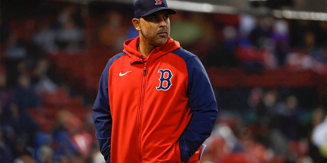 El mánager de los Medias Rojas de Boston, Alex Cora, durante la séptima entrada contra los Rays de Tampa Bay en Fenway Park el 5 de octubre de 2022 en Boston.