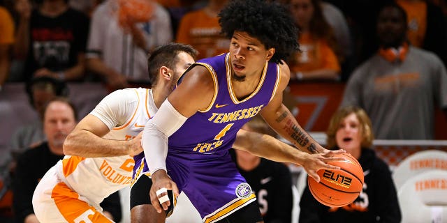 Santiago Vescovi #25 de Tennessee Volunteers le roba el balón a Diante Wood #1 de Tennessee Tech Golden Eagles en la primera mitad en Thompson-Boling Arena el 7 de noviembre de 2022 en Knoxville, Tennessee. 