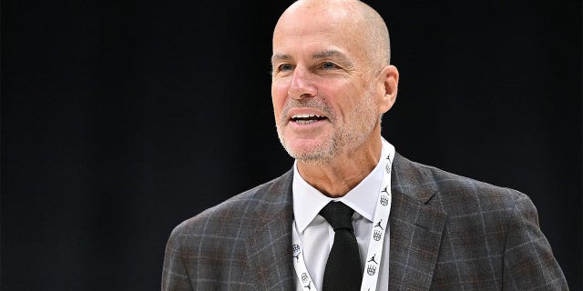 Jay Bilas de ESPN durante un juego entre los Tar Heels de Carolina del Norte y los Wolverines de Michigan en el Spectrum Center el 21 de diciembre de 2022 en Charlotte, Carolina del Norte