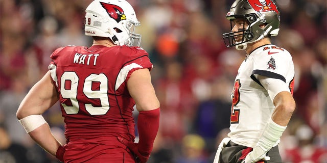 El ala defensiva de los Cardinals, JJ Watt, habla con el mariscal de campo de los Tampa Bay Buccaneers, Tom Brady, en el State Farm Stadium el 25 de diciembre de 2022 en Glendale, Arizona.