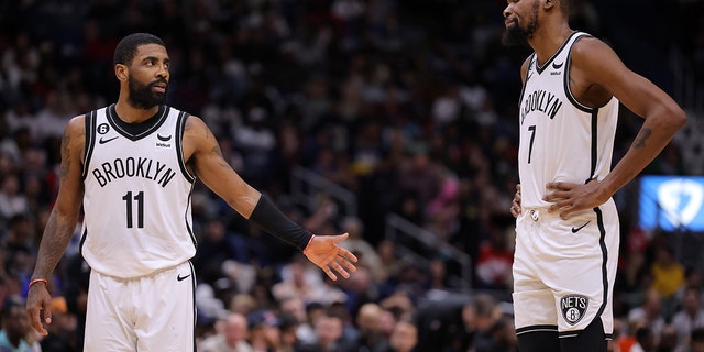 Según los informes, los Brooklyn Nets intercambiaron a Kevin Durant # 7 y Kyrie Irving # 11.