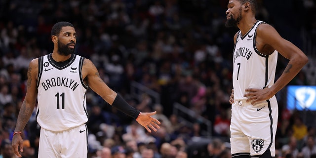 Según los informes, los Brooklyn Nets intercambiaron a Kevin Durant # 7 y Kyrie Irving # 11.