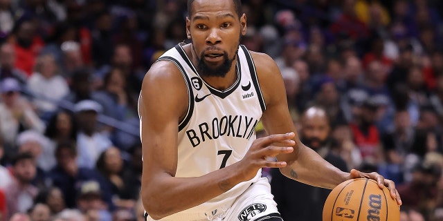 El número 7 de los Brooklyn Nets, Kevin Durant, conduce el balón contra los New Orleans Pelicans durante un partido en el Smoothie King Center el 6 de enero de 2023 en Nueva Orleans.