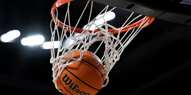 Una pelota de baloncesto atraviesa la canasta durante el partido entre los Tigres de Memphis y los Bearcats de Cincinnati en el Fifth Third Arena el 22 de enero de 2023 en Cincinnati, Ohio. 