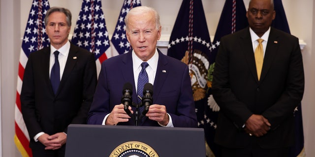 Presiden Biden membuat pengumuman saat Menteri Luar Negeri Antony Blinken, kiri, dan Menteri Pertahanan Lloyd Austin, kanan, mendengarkan di Ruang Roosevelt Gedung Putih pada 25 Januari 2023.