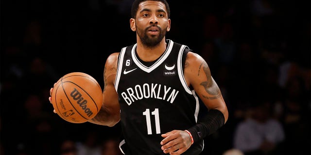 Kyrie Irving #11 de los Brooklyn Nets regatea en la segunda mitad contra Los Angeles Lakers en el Barclays Center el 30 de enero de 2023 en el distrito de Brooklyn de la ciudad de Nueva York.  Los Nets ganaron 121-104. 