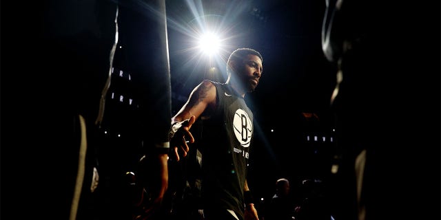 Kyrie Irving de los Brooklyn Nets se presenta antes de la primera mitad contra Los Angeles Lakers en el Barclays Center el 30 de enero de 2023 en el distrito de Brooklyn de la ciudad de Nueva York. 