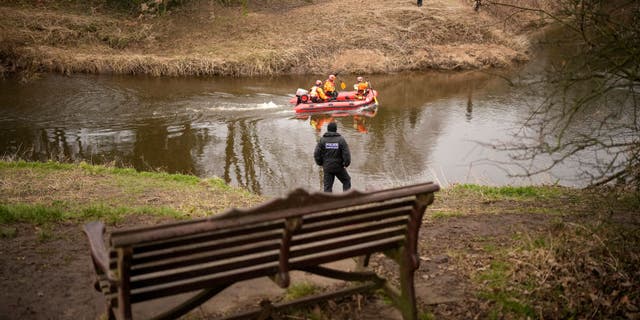 Seekor anjing pencari dari Polisi Lancashire dan kru dari layanan Pemadam Kebakaran dan Penyelamatan Lancashire menggeledah Sungai Wyre pada 1 Februari 2023, di Preston Inggris Raya.