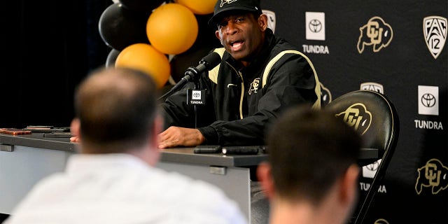 El entrenador en jefe de fútbol de los Colorado Buffaloes, Deion Sanders, habla con los miembros de los medios de comunicación del Día Nacional de la Firma en el Dal Ward Athletic Center en Boulder el 1 de febrero de 2023.