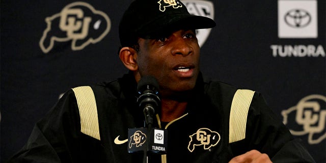 El entrenador en jefe de fútbol de los Colorado Buffaloes, Deion Sanders, habla con los miembros de los medios de comunicación el día de la firma en el Dal Ward Athletic Center en Boulder el 1 de febrero de 2023.