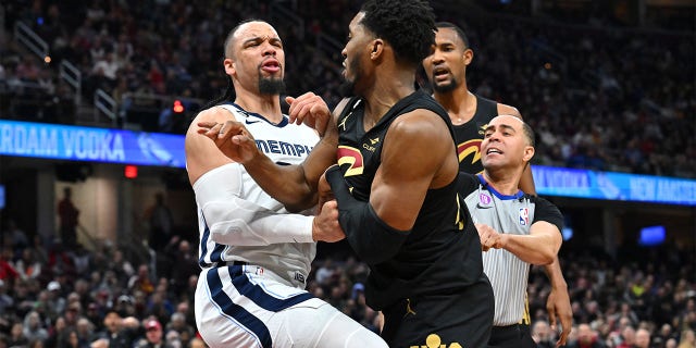 Dillon Brooks de los Memphis Grizzlies, a la izquierda, lucha con Donovan Mitchell de los Cleveland Cavaliers, a la derecha, durante el tercer cuarto en Rocket Mortgage Fieldhouse el 2 de febrero de 2023 en Cleveland.