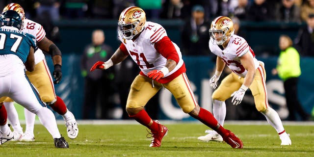 Trent Williams de los San Francisco 49ers bloquea durante el Juego de Campeonato de la NFC en el Lincoln Financial Field el 29 de enero de 2023 en Filadelfia.