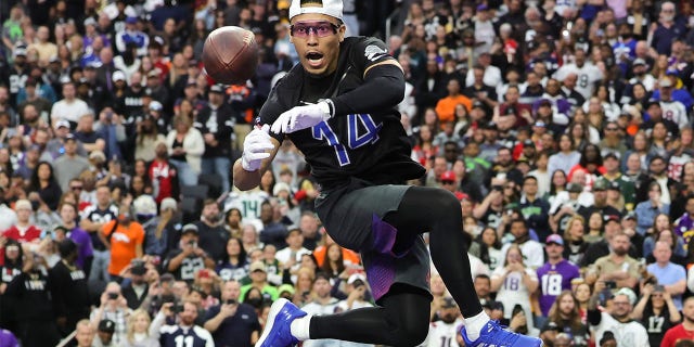 Amon-Ra St. Brown de los Detroit Lions compite en el evento Best Catch durante los Pro Bowl Games el 5 de febrero de 2023 en Las Vegas.