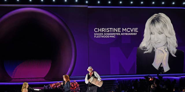 At the 65th Annual Grammy Awards, Fleetwood was joined by Sheryl Crow and Bonnie Raitt as they paid tribute to McVie during the In Memoriam segment. 