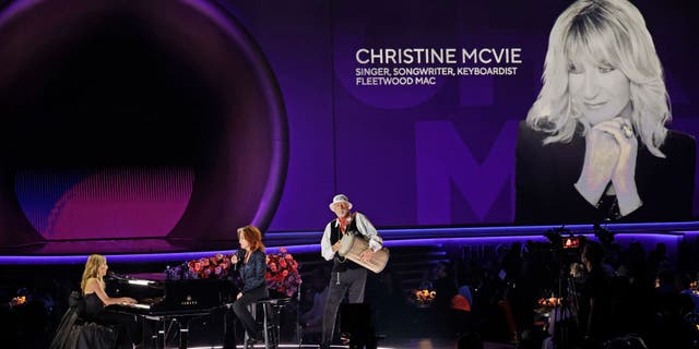 At the 65th Annual Grammy Awards, Fleetwood was joined by Sheryl Crow and Bonnie Raitt as they paid tribute to McVie during the In Memoriam segment. 