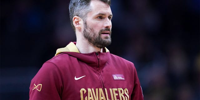 Cleveland Cavaliers # 0 Kevin Love camina por el campo en el medio tiempo contra los Indiana Pacers en Gainbridge Fieldhouse el 5 de febrero de 2023 en Indianápolis, Indiana. 