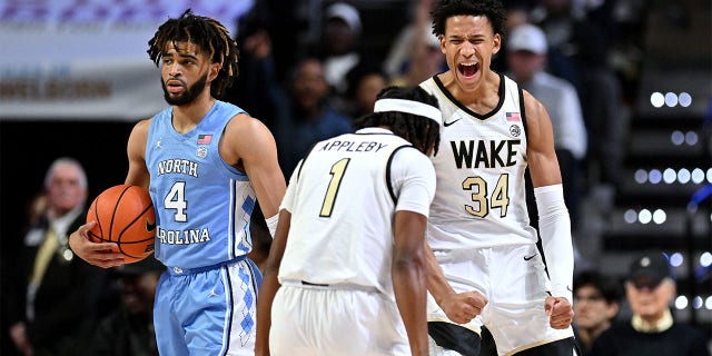 Bobi Klintman, #34, y Tyree Appleby, #1 de Wake Forest Deacons, reaccionan después de una falta sobre RJ Davis, #4 de North Carolina Tar Heels, durante la primera mitad de su juego en Lawrence Joel Veterans Memorial Coliseum en febrero. 7, 2023 en Winston-Salem, Carolina del Norte.