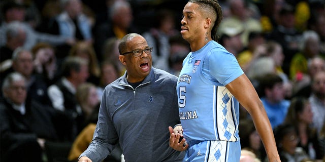 El entrenador en jefe de North Carolina Tar Heels, Hubert Davis, habla con el No. 5 Armando Bacot durante la primera mitad de su juego contra los Wake Forest Demon Deacons en Lawrence Joel Veterans Memorial Coliseum el 7 de febrero de 2023 en Winston-Salem, Carolina del Norte.  