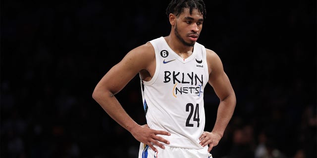 El No. 24 de los Brooklyn Nets, Cam Thomas, mira contra los Phoenix Suns durante su juego en el Barclays Center el 7 de febrero de 2023 en la ciudad de Nueva York.    