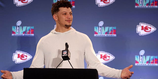 Patrick Mahomes de los Kansas City Chiefs habla con los medios durante la disponibilidad de los medios de los Kansas City Chiefs antes del Super Bowl LVII en el Hyatt Regency Gainey Ranch el 8 de febrero de 2023 en Scottsdale, Arizona.