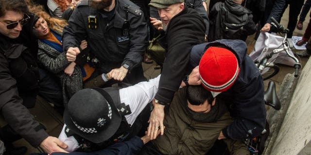 Los manifestantes chocan mientras leen Drag Queen fuera de la mundialmente famosa galería de arte británica 6 La policía lucha por mantener separados a los dos bandos mientras los manifestantes anti-drag queen son retirados de las escaleras de la Tate Britain el 11 de febrero de 2023 en Londres.