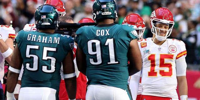 Patrick Mahomes de los Kansas City Chiefs reacciona con Brandon Graham y Fletcher Cox de los Philadelphia Eagles durante el sorteo previo al Super Bowl LVII el 12 de febrero de 2023 en Glendale, Arizona.