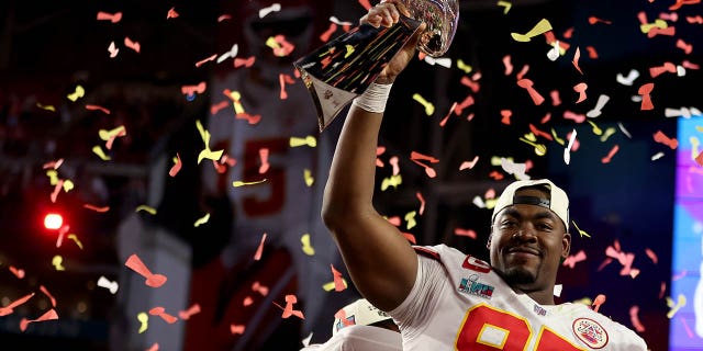 Chris Jones de los Chiefs celebra con el Trofeo Vince Lombardi después de derrotar a los Eagles en el Super Bowl LVII el 12 de febrero de 2023.