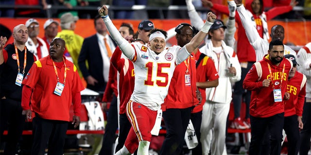 Kansas City Chiefs takımından 15 numaralı Patrick Mahomes, 12 Şubat 2023'te Glendale, Arizona'da State Farm Stadium'da Philadelphia Eagles'ı 38-35 yenerek Super Bowl LVII'yi kazanmasını kutluyor. 