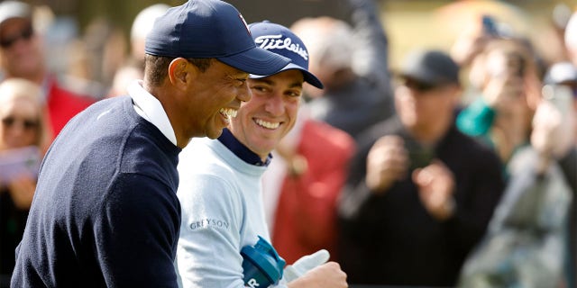 Tiger Woods y Justin Thomas caminan por el noveno hoyo durante el Genesis Invitational en el Riviera Country Club el 16 de febrero de 2023 en Pacific Palisades, California.