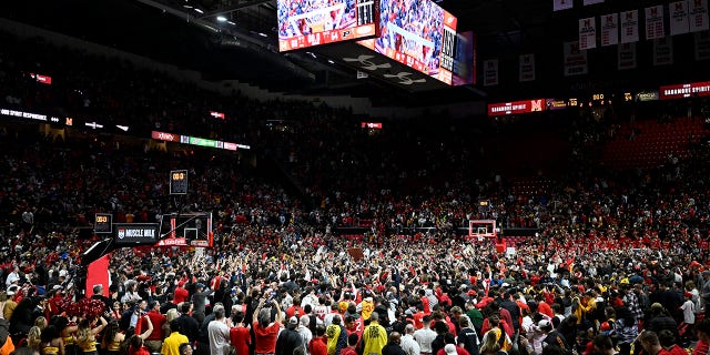 Los fanáticos de los Maryland Terrapins asaltan el campo después de una victoria por 68-54 sobre los Purdue Boilermakers en el Xfinity Center el 16 de febrero de 2023 en College Park, Maryland.