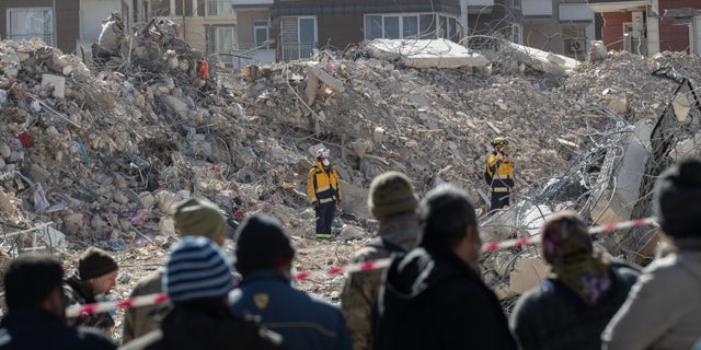 La FIFA destina un millón de dólares a los afectados por los terremotos de Turquía y Siria 4 Miembros del equipo USAR de Colombia inspeccionan el sitio de los edificios derrumbados el 17 de febrero de 2023 en Hatay, Turquía.