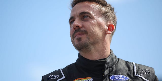 El piloto #30 Hair Club Ford, Frankie Muniz, navega por la grilla antes de la ARCA Menards BRANDT 200 Supporting Florida FFA Series en el Daytona International Speedway el 18 de febrero de 2023 en Daytona Beach, Florida. 