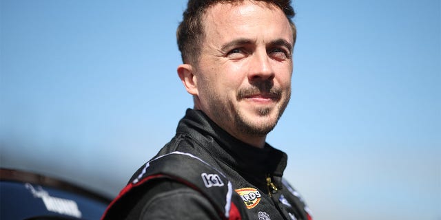 Frankie Muniz, conductor del Hair Club Ford #30, espera en la parrilla antes del espectáculo ARCA Menards Series BRANDT 200 Supporting Florida FFA en Daytona International Speedway el 18 de febrero de 2023 en Daytona Beach, Florida.