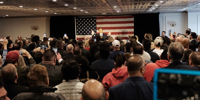 Gubernur Florida Ron DeSantis mengunjungi Staten Island, New York, pada perhentian pertama tur penegakan hukumnya ke kota-kota yang dikelola Demokrat.