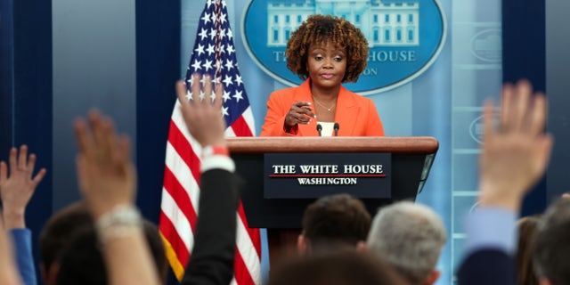 La secretaria de prensa de la Casa Blanca, Karine Jean-Pierre, habla durante una conferencia de prensa en la Casa Blanca el 23 de febrero de 2023 en Washington, DC. 