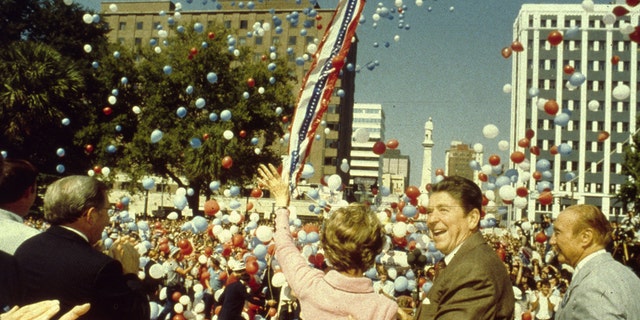 Ronald Reagan dan istrinya Nancy bersama Senator Strom Thurmond (paling kanan) selama kampanye presiden tahun 1980.