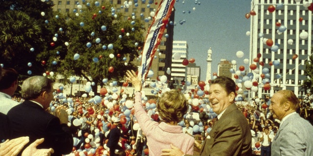 Ronald Reagan dan istrinya Nancy bersama Senator Strom Thurmond (paling kanan) selama kampanye presiden tahun 1980.