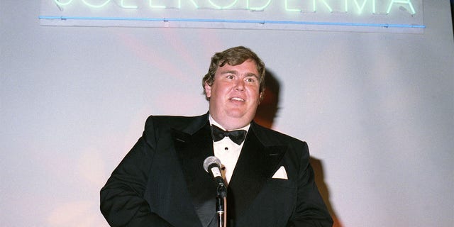 El actor John Candy recibe el premio Fundadores de la Fundación para la Investigación de la Esclerodermia en la 4.ª cena benéfica anual de la fundación el 9 de junio de 1991 en el Loews Santa Monica Beach Hotel en Santa Mónica, California. 