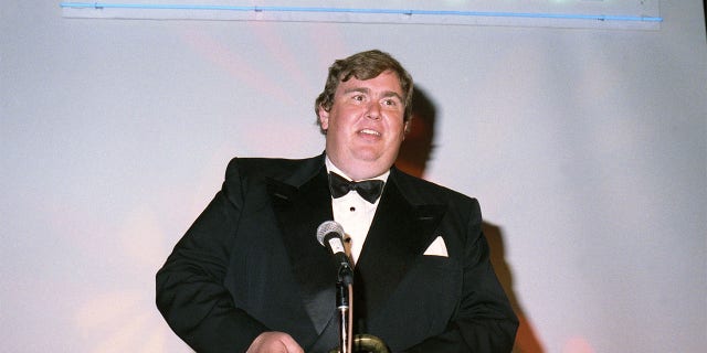 El actor John Candy recibe el premio Fundadores de la Fundación para la Investigación de la Esclerodermia en la 4.ª cena benéfica anual de la fundación el 9 de junio de 1991 en el Loews Santa Monica Beach Hotel en Santa Mónica, California. 