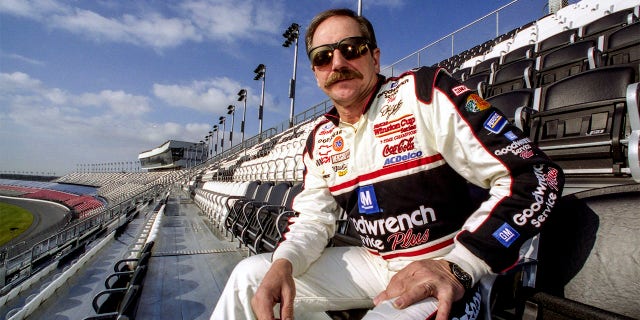 Dale Earnhardt observa la vista desde la tribuna Earnhardt recientemente terminada durante las pruebas de invierno, dos semanas antes de las 500 Millas de Daytona, en el Daytona International Speedway, Daytona Beach, FL, en esta foto de archivo de febrero de 2001.  